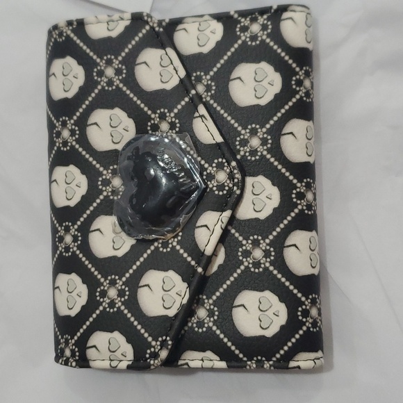 Betsey Johnson black white‎ skull print heart shaped closure lock trifold wallet - Picture 1 of 12